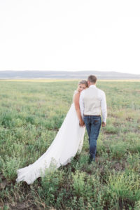 Idaho field wedding couple